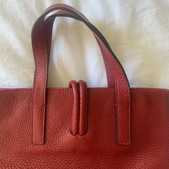 Burberry Handbag
Luxurious red/beige
calf leather
Unique front toggle fastener - Picture 4 of 10